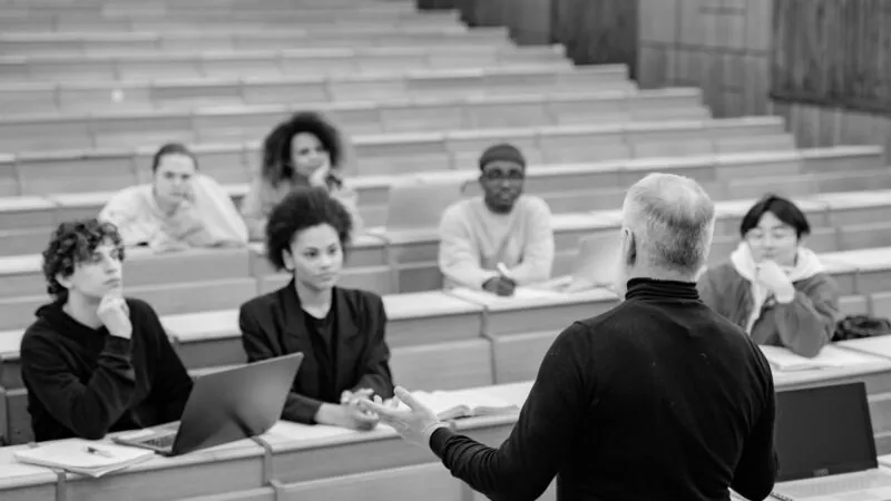 DEA classroom course full of learners